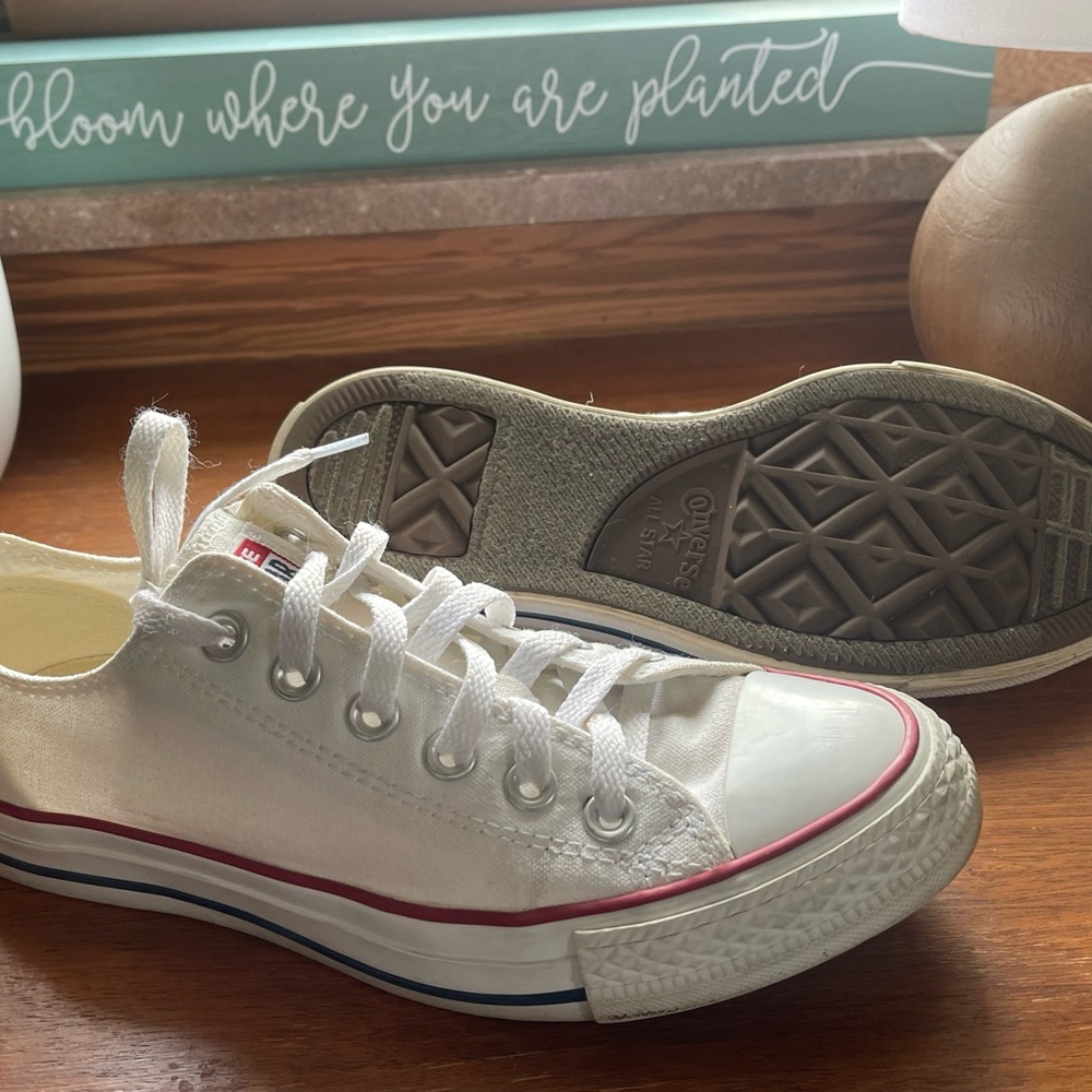 Converse Women’s size 7 men’s size 5